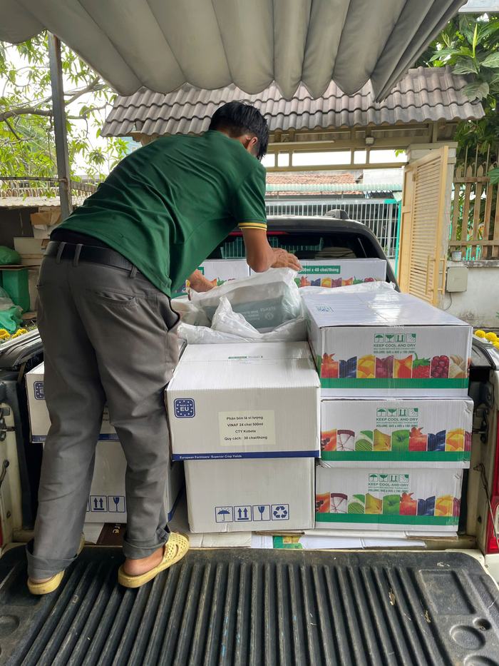 Nhân viên Kobeta xếp hàng lên xe giao cho nhà vườn